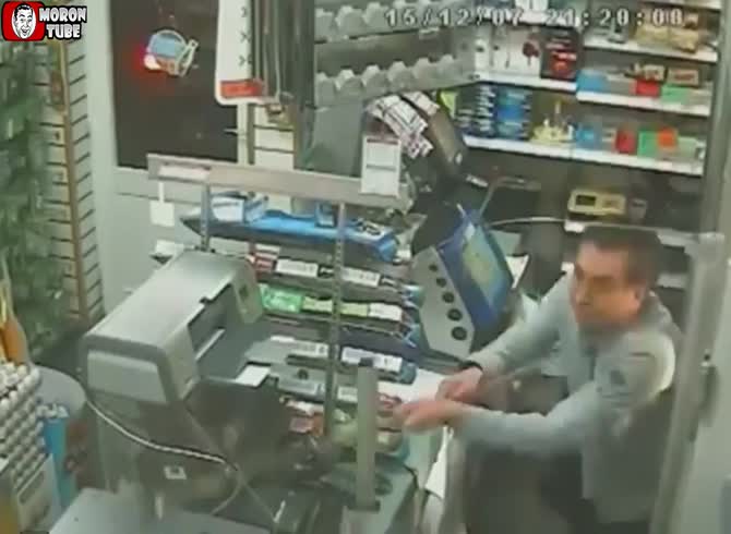 Video :An really brave grocery shop owner uses a stick to protect himself
